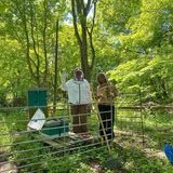 Biodlarna Anna och Victoria tar hand om våra bikupor, sommaren 2022.