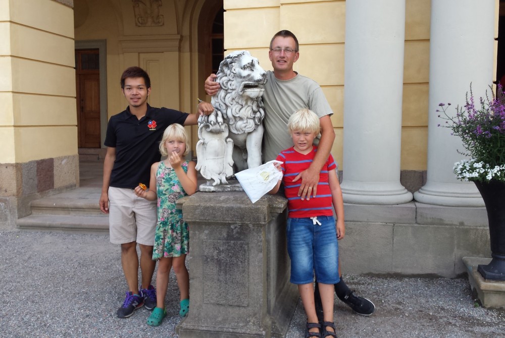 Familj med IFYE från Taiwan utanför Drottningholms slott.