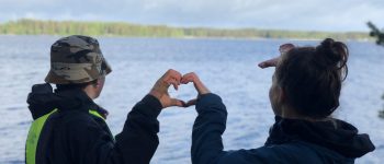 Ungdomar vid sjö Ungdomar vid sjö